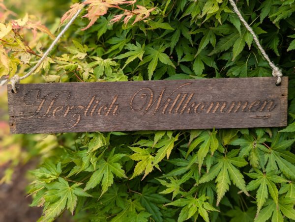 Schild "Herzlich Willkommen"