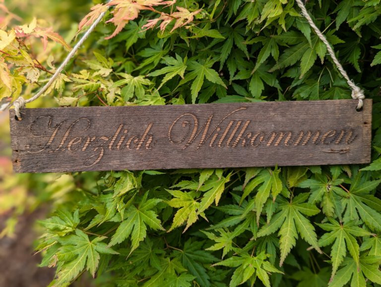 Schild „Herzlich Willkommen“